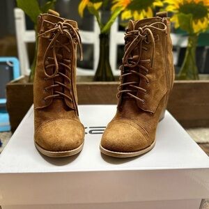x2B ankle boots brown size 7 3-1/2 heel new zips on side laces front.